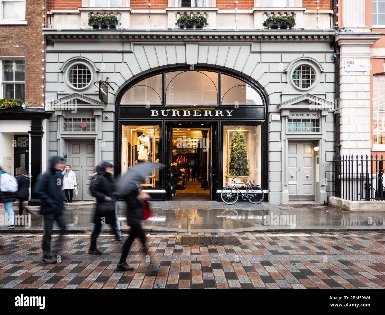 Burberry Store, Covent Garden. Les amateurs de shopping qui se prominent à  la façade jusqu'au principal magasin de mode du quartier de la mode du West  End à Londres, par temps de