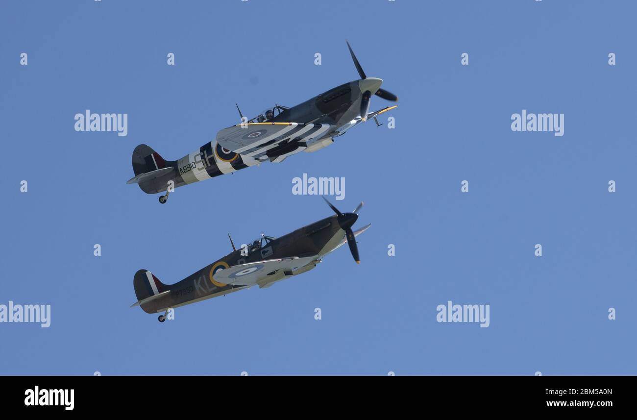 Les Spitfires, qui ont fait leur entrée dans la bataille de Grande-Bretagne, survolent ensemble le ciel de Douvres, dans le Kent, avant les commémorations pour marquer le 75e anniversaire de la Ve journée. Banque D'Images