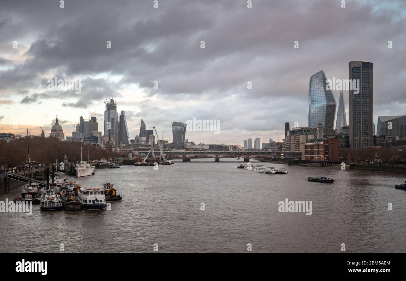 Une vue panoramique sur la Tamise avec des gratte-ciels dans le quartier financier, la ville de Londres, ainsi que les sites de Shard et de la cathédrale Saint-Paul. Banque D'Images