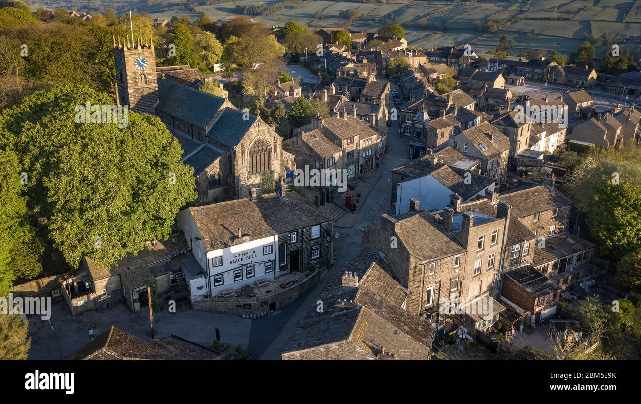 Photographie aérienne de la rue principale de Haworth, près de Keighley, dans le West Yorkshire, où se trouvent les Bronte Sisters Banque D'Images