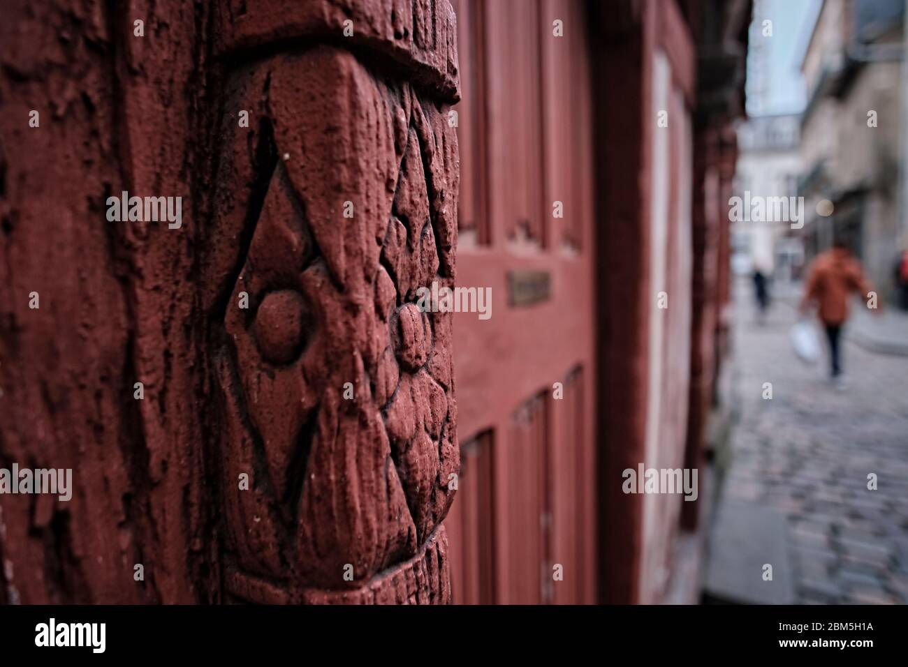 Une ancienne sculpture en bois de 1552 à la maison Ti Koz dans le centre de la vieille ville de Rennes. Banque D'Images