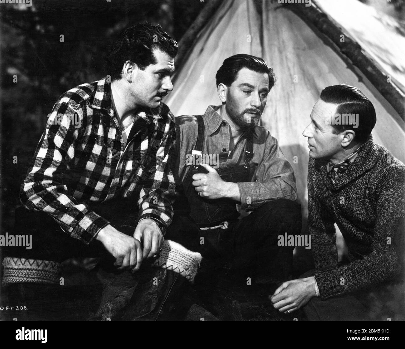 LAURENCE OLIVIER ANTON WALBROOK et LESLIE HOWARD sur le set a posé la publicité encore pour LE 49E PARALLÈLE réalisateur 1941 MICHAEL POWELL Histoire originale et scénario EMERIC PRESSBURGER Ortus films / distributeurs de film général (GFD) Banque D'Images