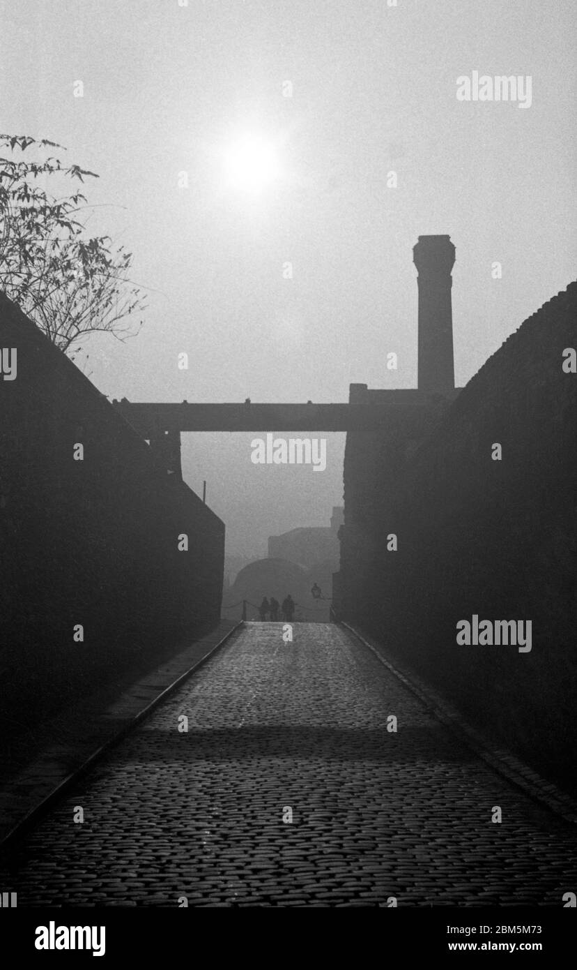 Bristol dans les années soixante : une journée de brouillard en novembre 1968. Vue sur les anciennes installations de gaz à Canons Marsh, près des Docks de Bristol et de leur port flottant. Les quais sont restés en action à l'aide de grues électriques construites à Bath dans les années 60 jusqu'à la dernière cargaison régulière en 1974. Banque D'Images