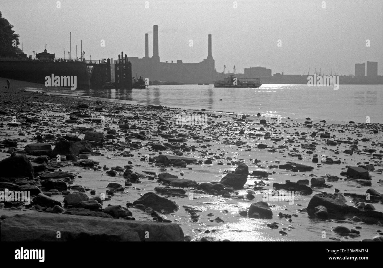 Londres historique : basse eau sur la Tamise près de Greenwich Pier lors d’une soirée d’été en juillet 1969. En arrière-plan, la centrale électrique Deptford, site de la première centrale électrique haute tension moderne au monde. À une époque la deuxième plus grande station en Grande-Bretagne, la cheminée finale est tombé en 1992 et le site fait maintenant partie du développement de Millenium Quay, qui comprend plus de 600 appartements. Banque D'Images
