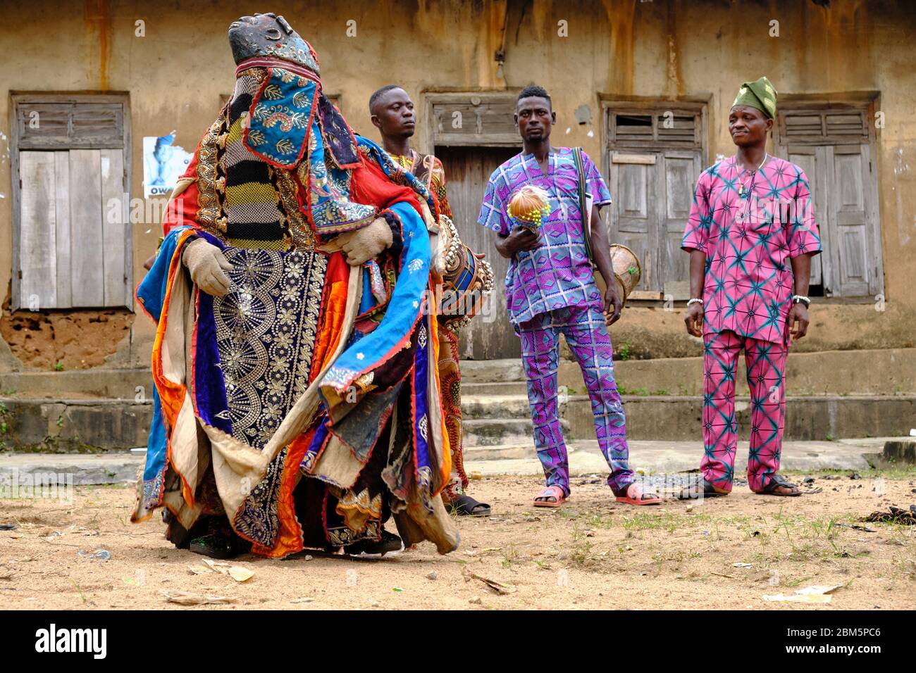 Homme vêtu d'un masque Egungun qui se produit pendant une danse rituelle. Le Egungun est un personnage yoruba qui représente les ancêtres de la ce religieuse Banque D'Images