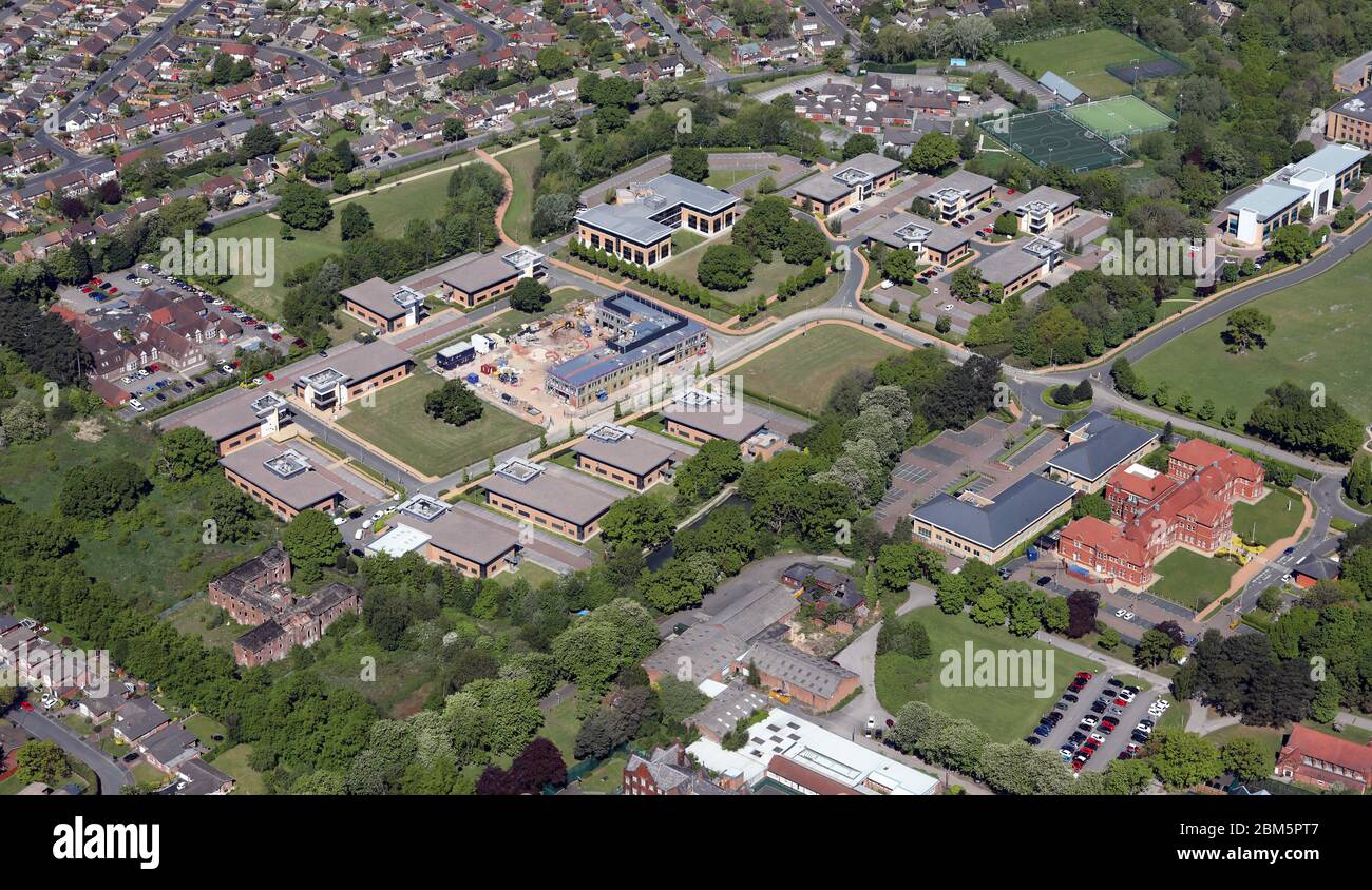 Vue aérienne du parc d'activités de Cheadle Royal et de l'hôtel Cheadle House (bâtiment rouge sur la droite) Banque D'Images