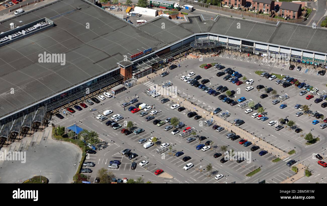 Vue aérienne de la social distance dans une file d'attente de clients au supermarché Tesco Extra, Seaccroft, Leeds Banque D'Images