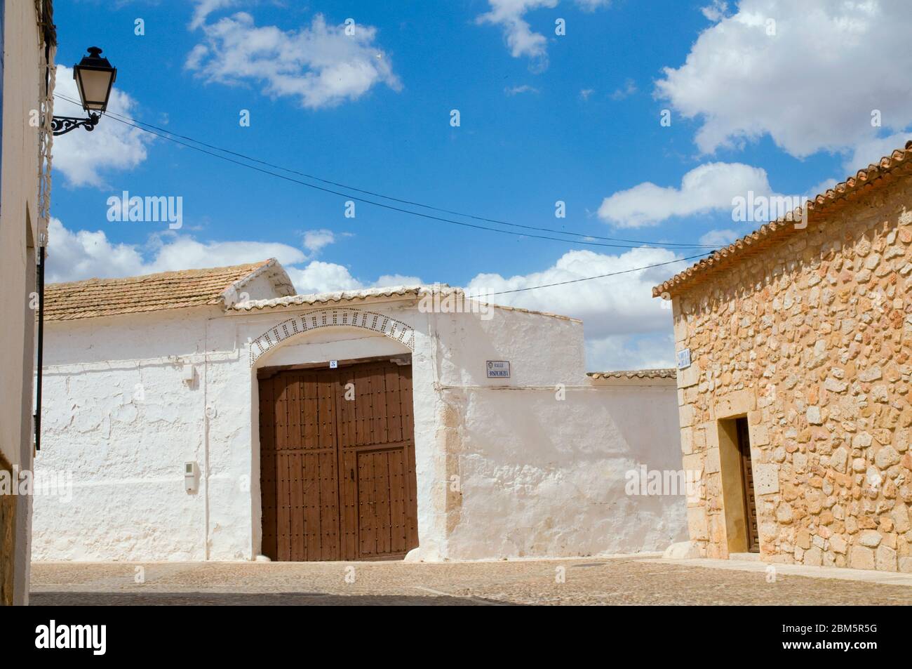 Rue. El Toposo, province de Tolède, Castilla la Mancha, Espagne. Banque D'Images