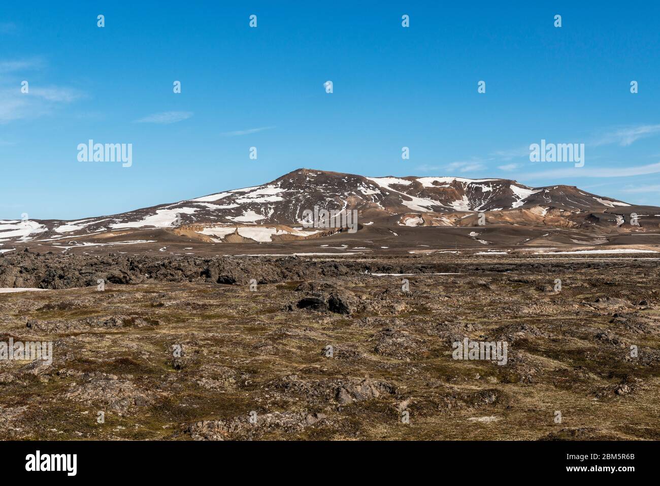 La lune s'élevant au-dessus du volcan Krafla, près de Myvatn, au nord-est de l'Islande Banque D'Images