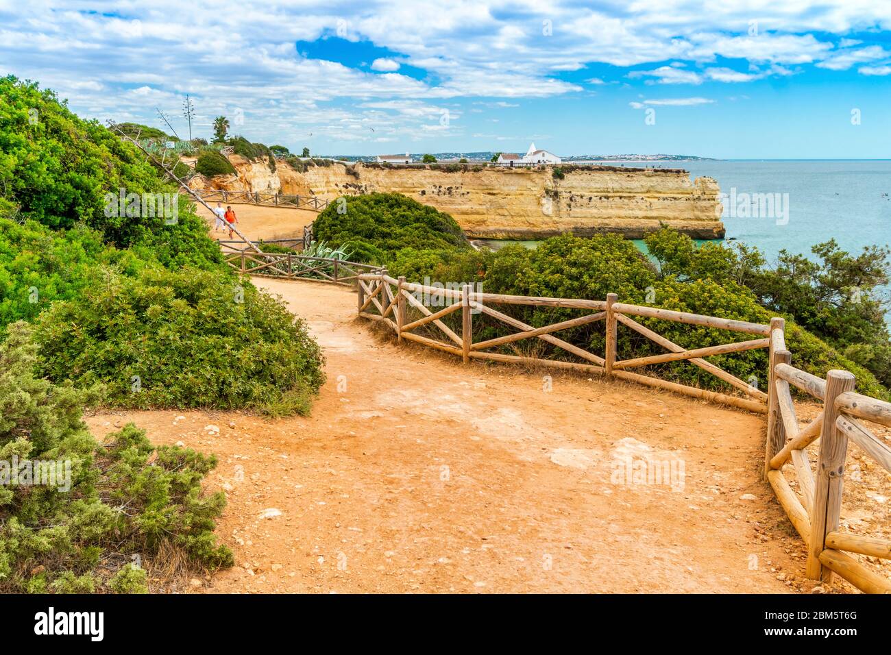 Passerelle spectaculaire sur les falaises de Praia Nova ce qui signifie New Beach à Porches, Algarve, Portugal Banque D'Images