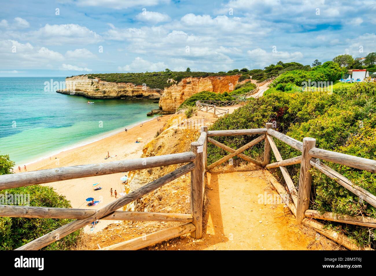 Passerelle spectaculaire sur les falaises de Praia Nova ce qui signifie New Beach à Porches, Algarve, Portugal Banque D'Images