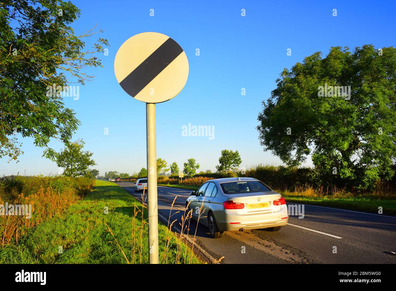 signalisation d'avertissement pour les voitures qui franchit la limite de vitesse routière limitée en déroute royaume-uni Banque D'Images