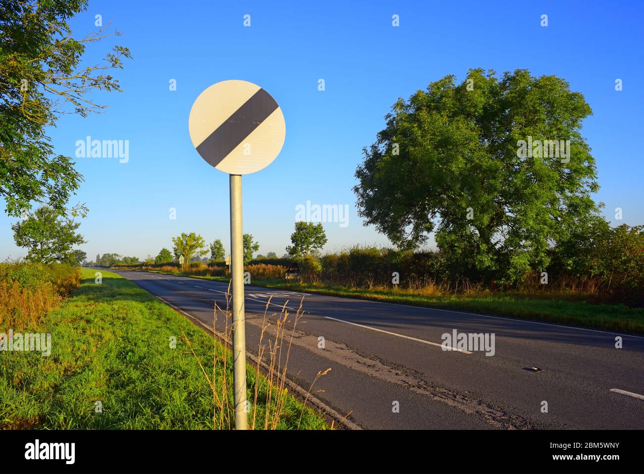 signalisation d'avertissement pour les voitures qui franchit la limite de vitesse routière limitée en déroute royaume-uni Banque D'Images