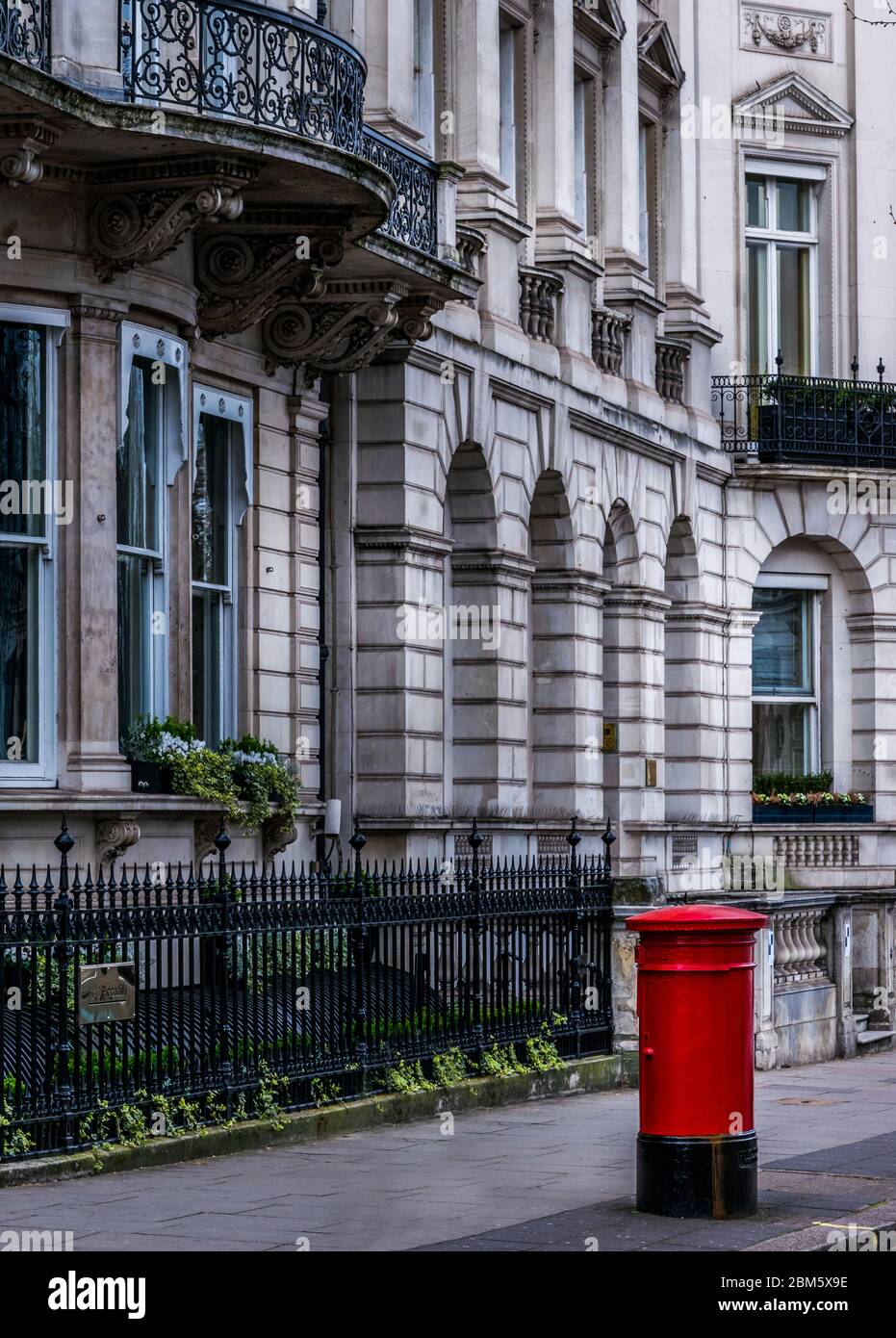 Une boîte aux lettres rouge dans le centre de Londres, en Angleterre, au Royaume-Uni Banque D'Images