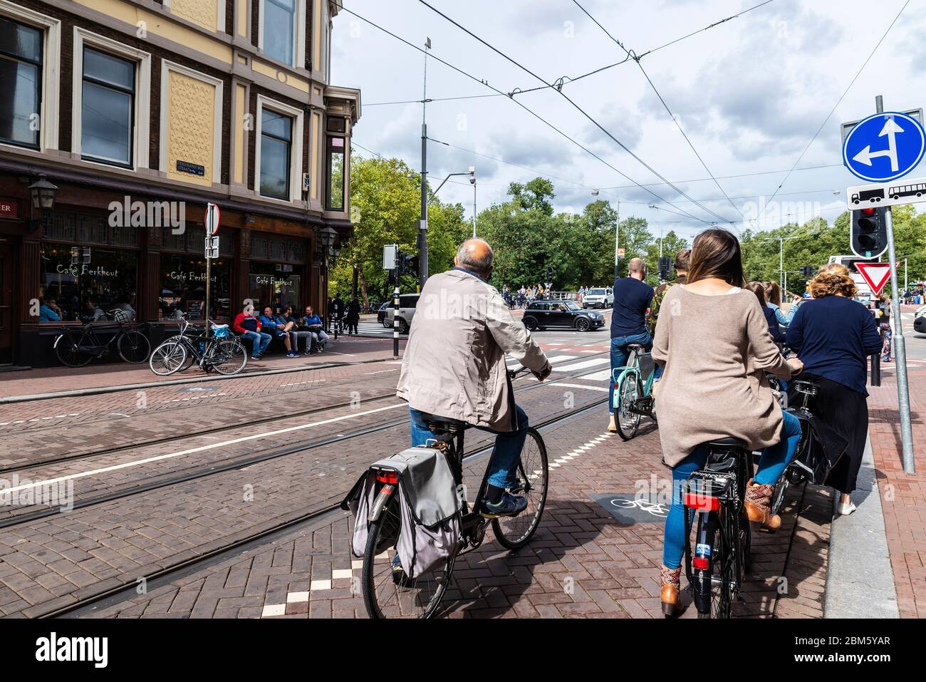 Amsterdam, pays-Bas - 8 septembre 2018 : rue avec des personnes à vélo dans la vieille ville d'Amsterdam, pays-Bas Banque D'Images