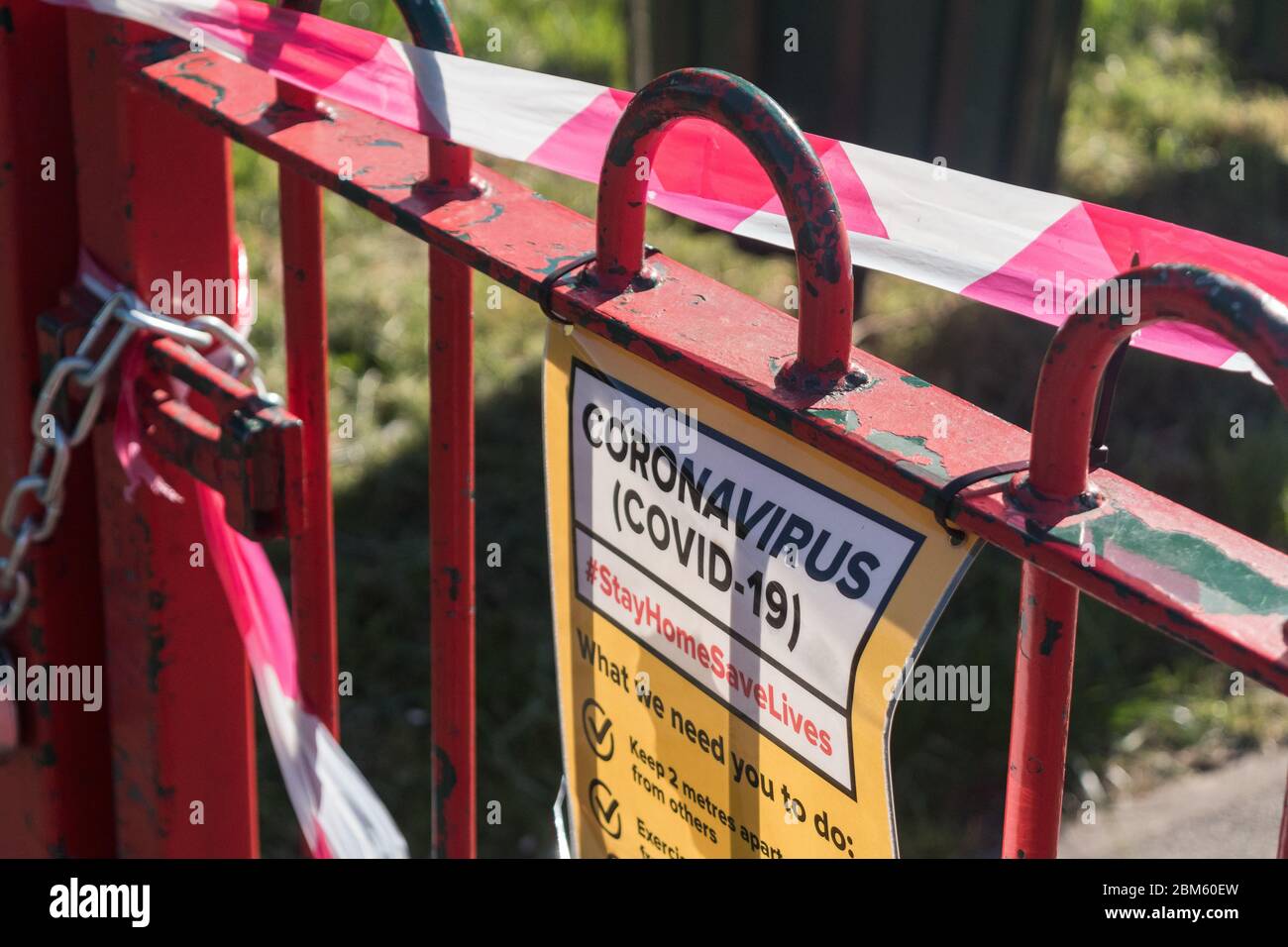 Coronavirus Covid-19 rester à la maison sauver des vies signalisation à l'extérieur de Vine Road terrain de jeux pour enfants terrain de jeux Banque D'Images