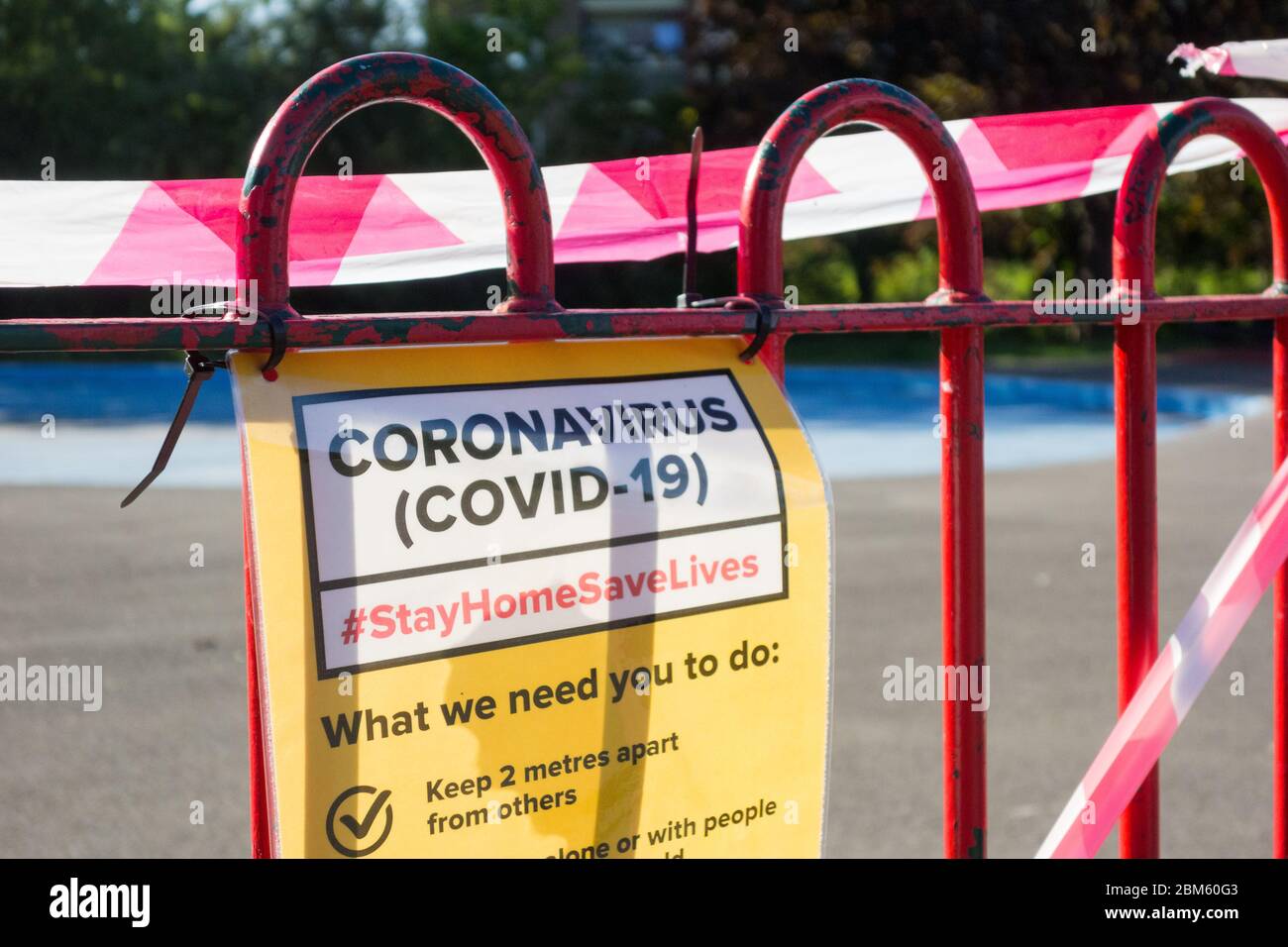Coronavirus Covid-19 rester à la maison sauver des vies signalisation à l'extérieur de Vine Road terrain de jeux pour enfants terrain de jeux Banque D'Images