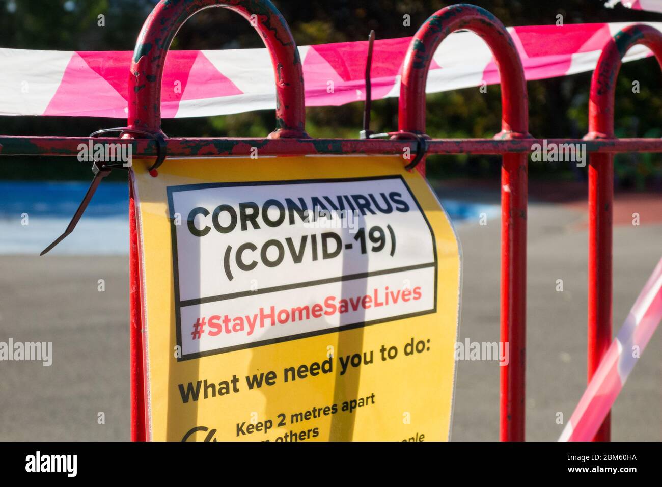 Coronavirus Covid-19 rester à la maison sauver des vies signalisation à l'extérieur de Vine Road terrain de jeux pour enfants terrain de jeux Banque D'Images