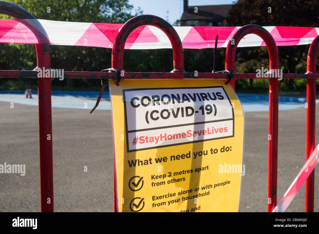 Coronavirus Covid-19 rester à la maison sauver des vies signalisation à l'extérieur de Vine Road terrain de jeux pour enfants terrain de jeux Banque D'Images