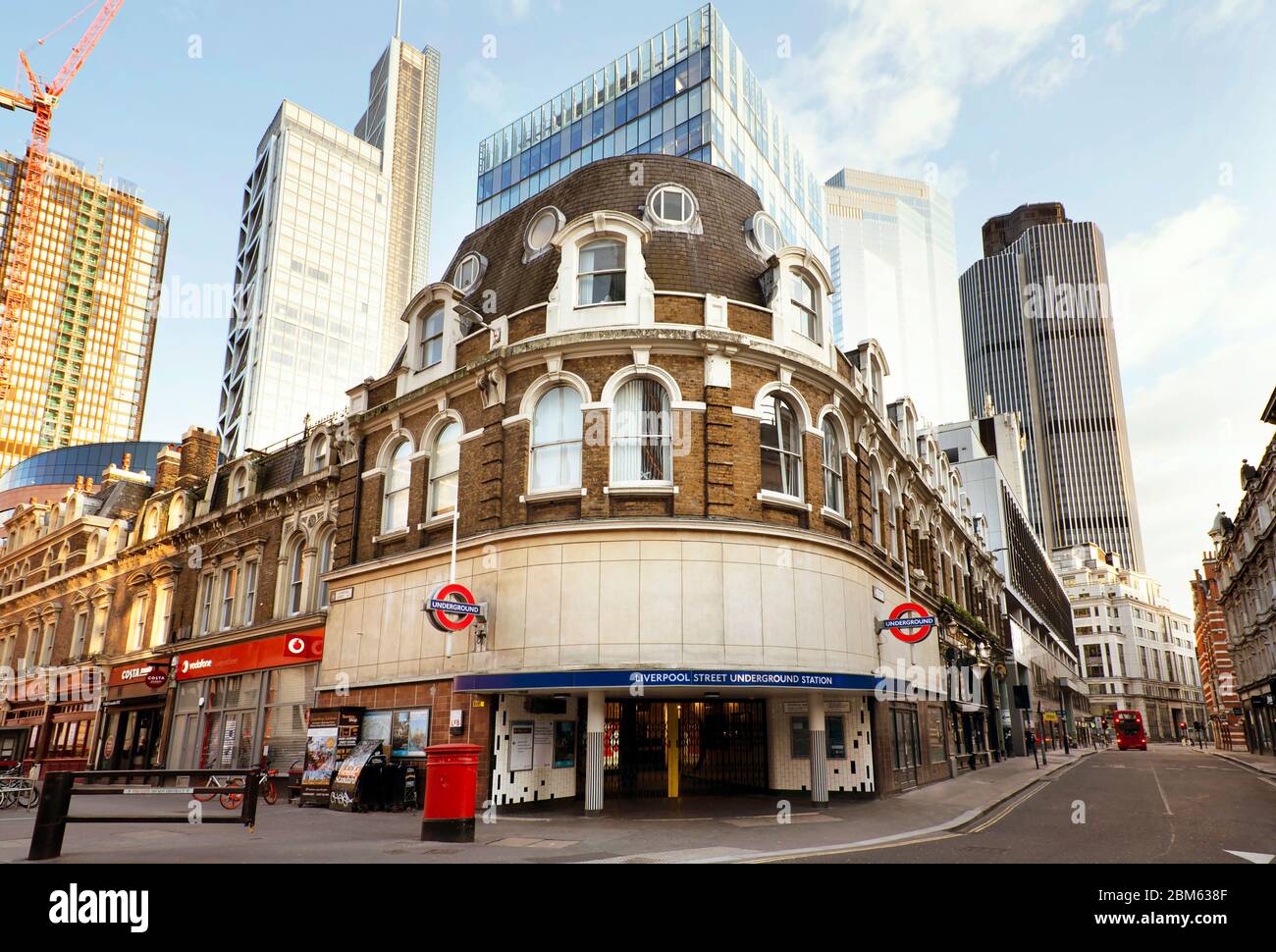 La gare de Liverpool Street à Londres (la troisième station la plus occupée du Royaume-Uni) est fermée et déserte pendant la pandémie; le 7 jour de l'isolement cellulaire. Londres, mars 2020 Banque D'Images