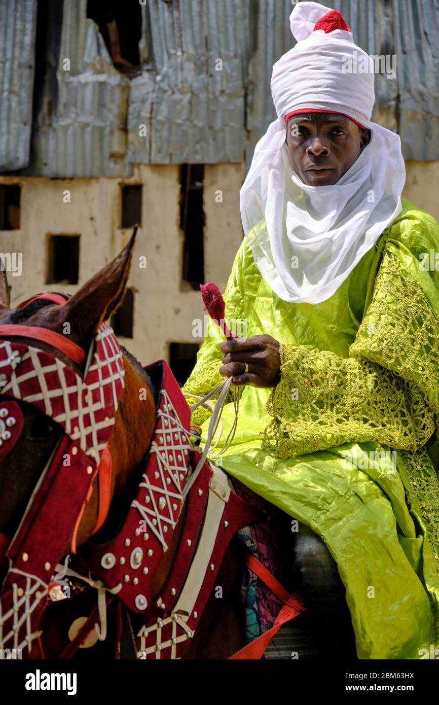 Garde du palais d'Ilorin à cheval en robe intégrale. Banque D'Images