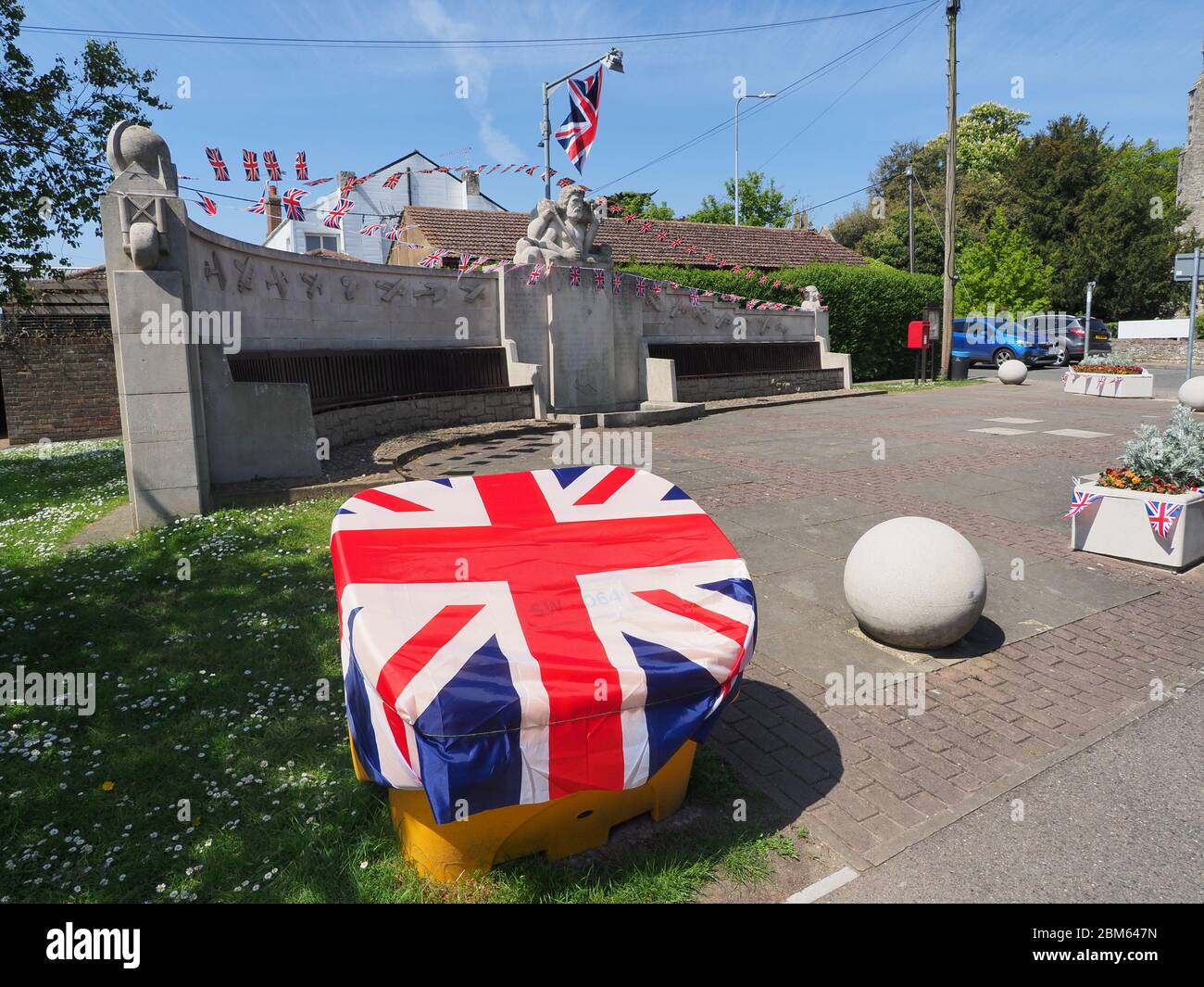 Eastchurch, Kent, Royaume-Uni. 7 mai 2020. VE préparatifs de la journée dans le village d'Eastchurch, Kent. Eastchurch est connu comme la « maison de l'aviation britannique », car Eastchurch Airfield a vu le premier vol contrôlé par un pilote britannique sur le sol britannique. Photo: Le mémorial de l'église d'Easton classé à 'la maison de l'Aviation' et les aviateurs anciens décorés de banderoles. Crédit : James Bell/Alay Live News Banque D'Images