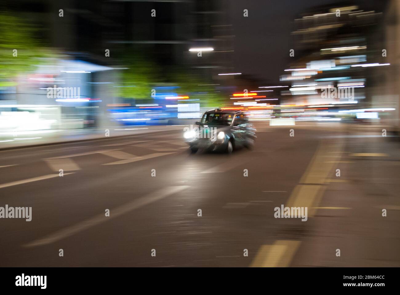 Taxi noir à Knightsbridge, Londres SW1X Banque D'Images