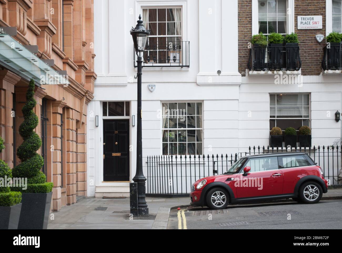 Mini voiture rouge à Knightsbridge, Londres SW1X Banque D'Images
