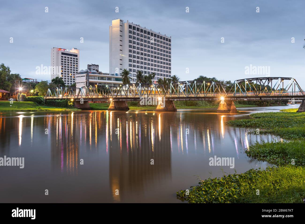 Chiang Mai, Thaïlande, vue sur la rivière Ping au crépuscule. Banque D'Images Chiang Mai, Thaïlande, vue sur la rivière Ping au crépuscule. Banque D'Images