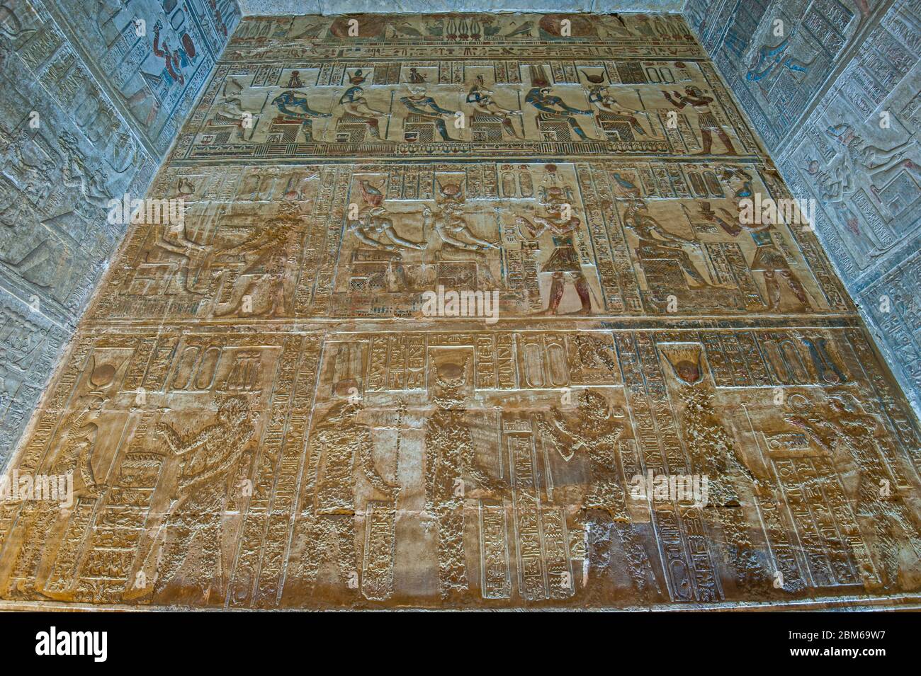 Sculptures Hiéroglypiques sur le mur intérieur du temple égyptien antique de Hathor à Dendera Banque D'Images