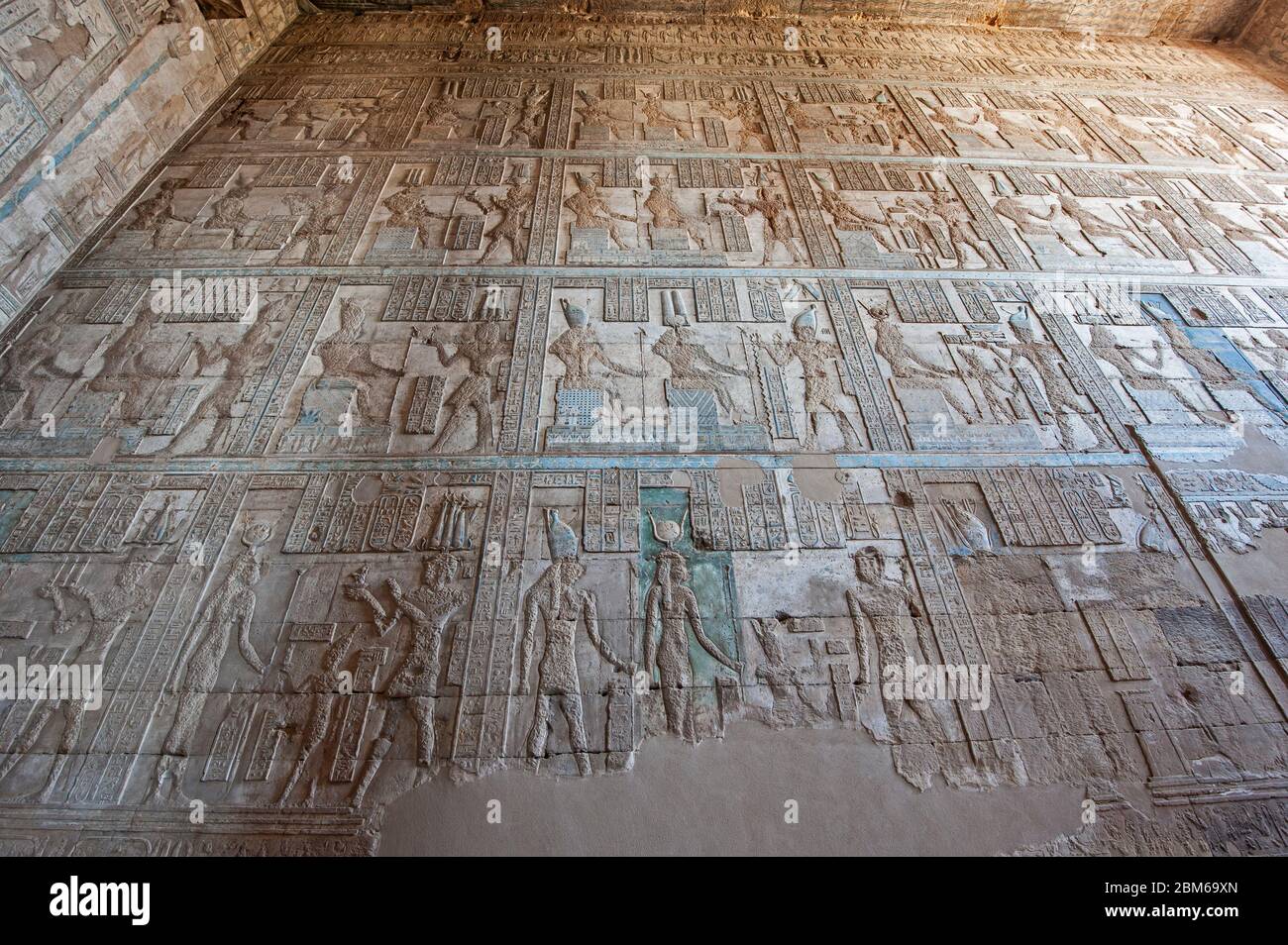 Sculptures Hiéroglypiques sur le mur intérieur du temple égyptien antique de Hathor à Dendera Banque D'Images