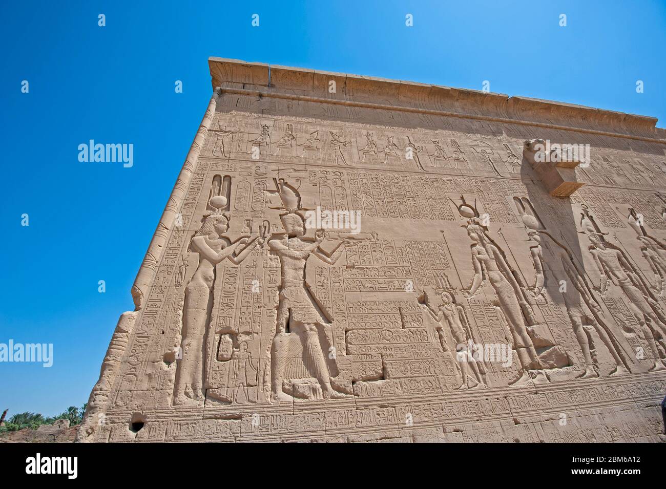Sculptures Hiéroglypiques sur le mur de l'ancien temple égyptien de Hathor à Dendera Banque D'Images