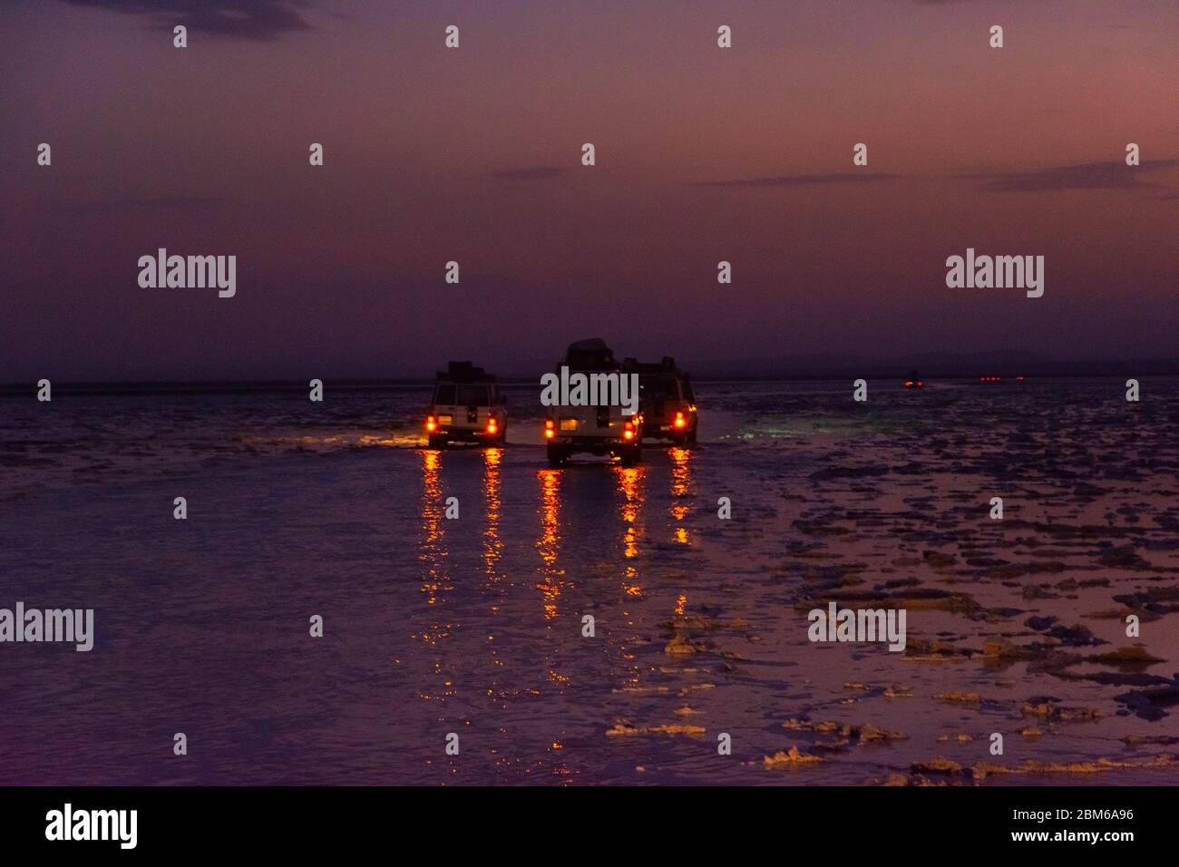 Conduite sur des salines en 4x4 la nuit dans le désert de Danakil, en Éthiopie Banque D'Images