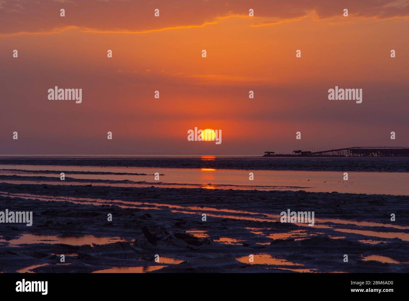 Coucher de soleil dans le désert de Danakil avec infrastructure de la mine de sel, Éthiopie Banque D'Images