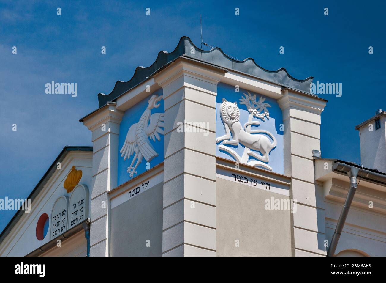 Bas reliefs du Lion de Juda et aigle à la tour de la synagogue Hassidique récemment rénovée, Dabrowa Tarnowska, région de Malopolska aka Lesse Pologne, Polan Banque D'Images