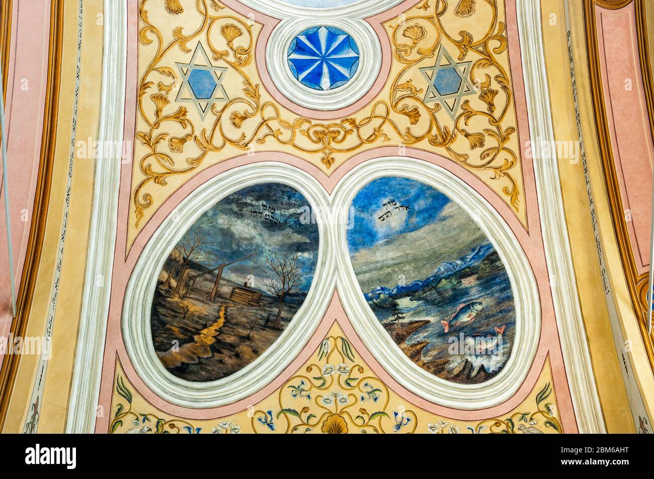 Peintures murales polychromatiques à la voûte de la salle de prière principale de la Synagogue Hassidique récemment rénovée, Dabrowa Tarnowska, Malopolska, Pologne Banque D'Images