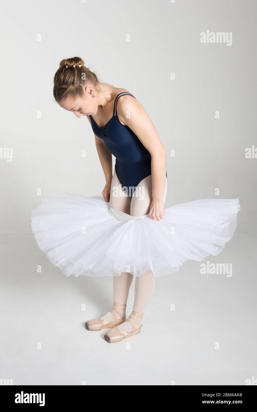 Jolie ballerine jeune se préparant à la danse en studio Photo Stock - Alamy