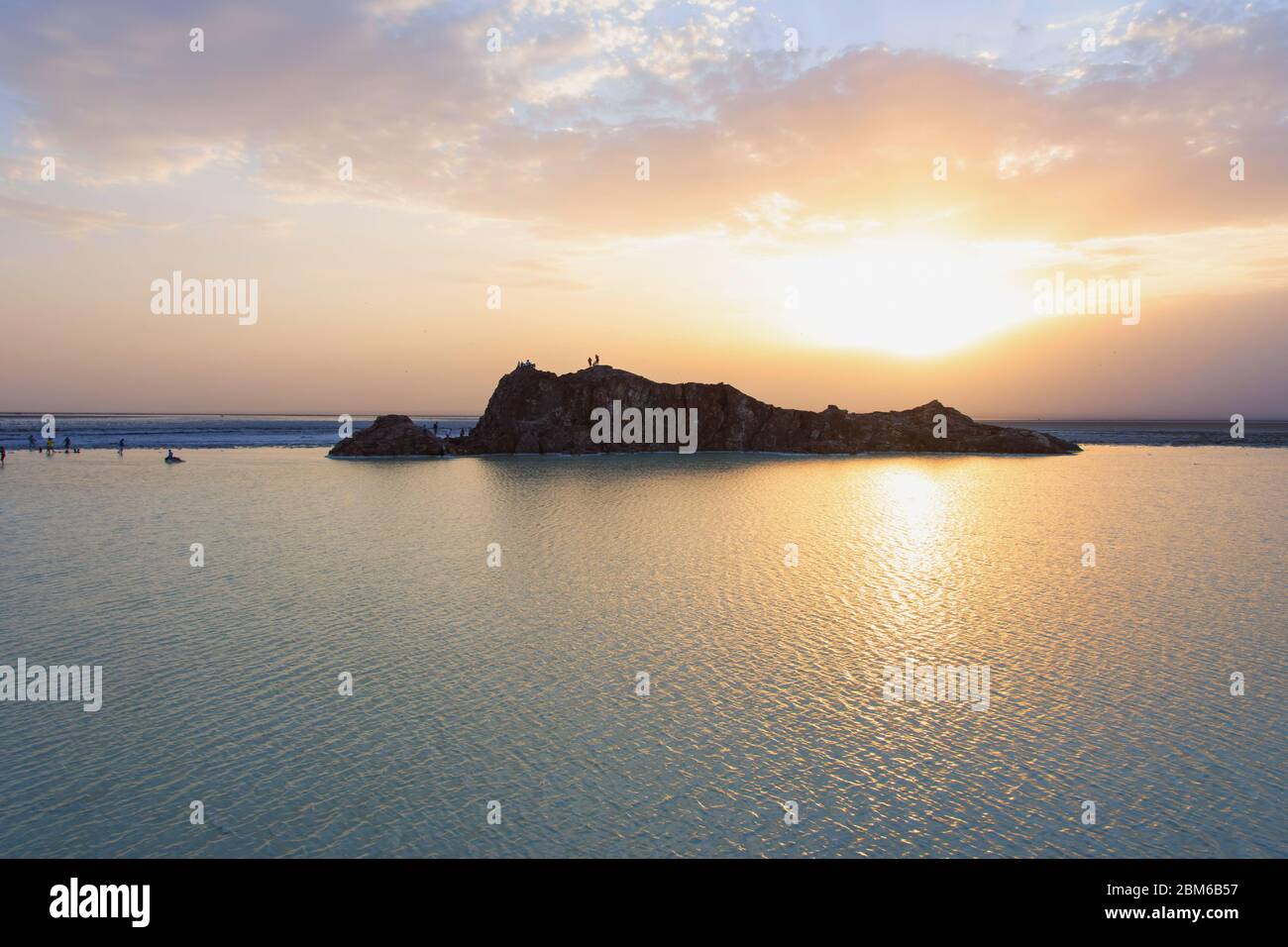 Dépression du désert de Danakil avec des plats de sel et des rochers au coucher du soleil, en Éthiopie Banque D'Images
