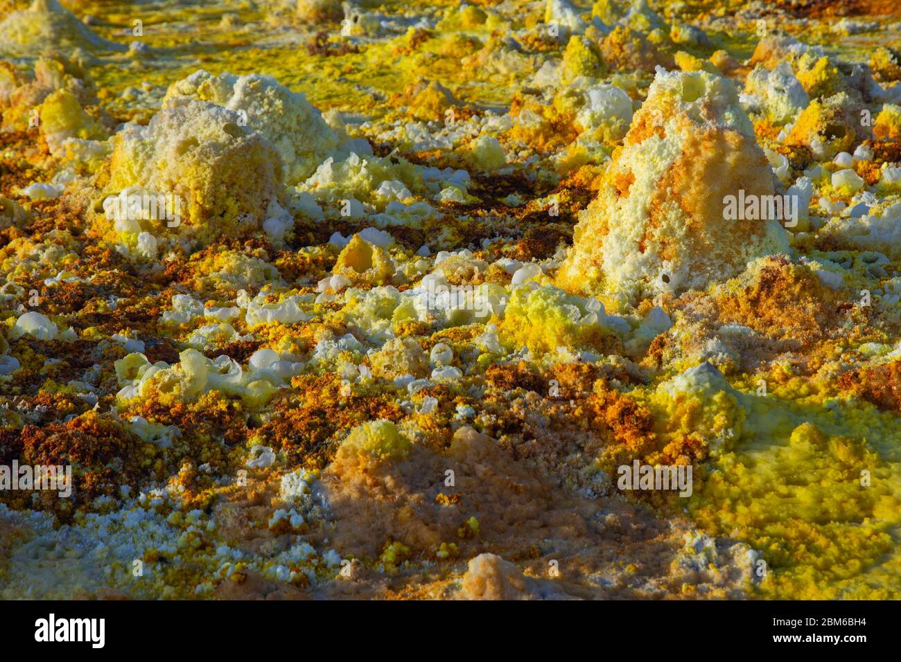 Paysage coloré du système hydrothermal terrestre de Dallol - cheminées hydrothermales, piliers de sel et terrasses dans le désert de Danakil, en Éthiopie Banque D'Images