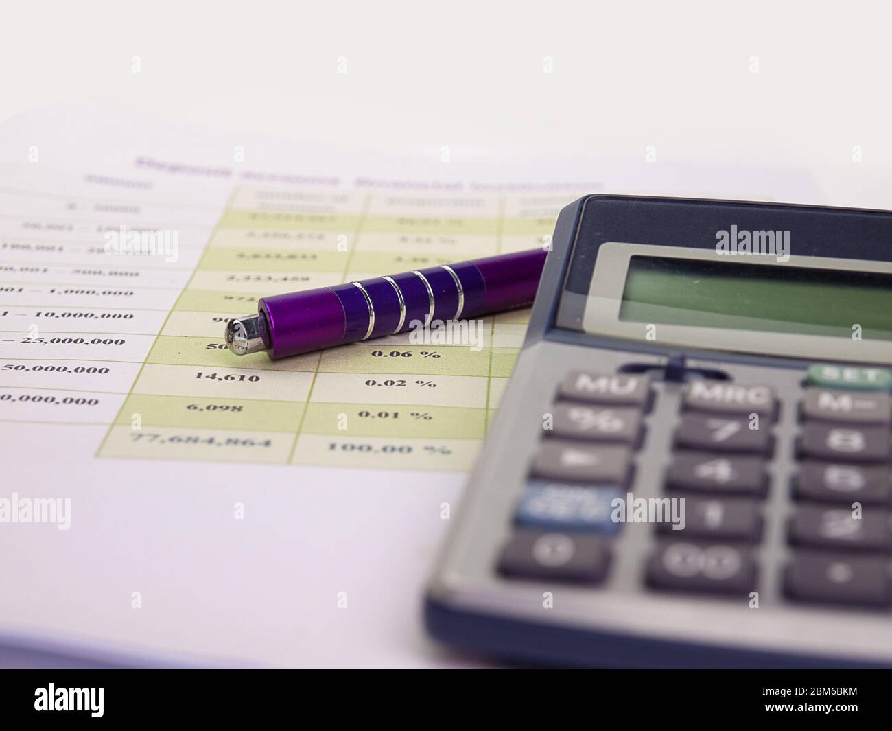 Concept d'affaires avec livre de compte, stylo et calculatrice, fond blanc. Banque D'Images