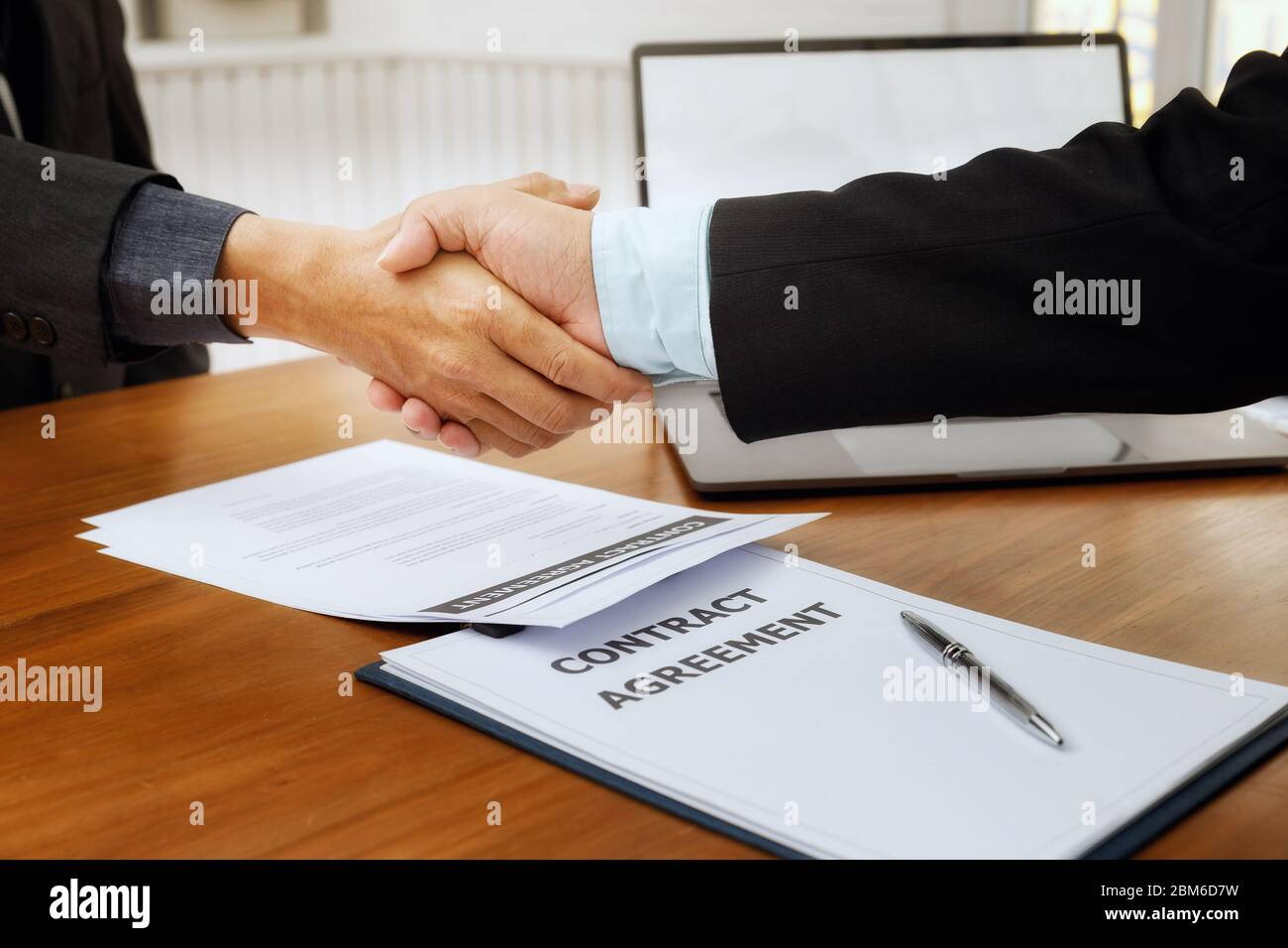 L'avocat a pris les mains du client après avoir terminé la consultation dans l'affaire. Banque D'Images