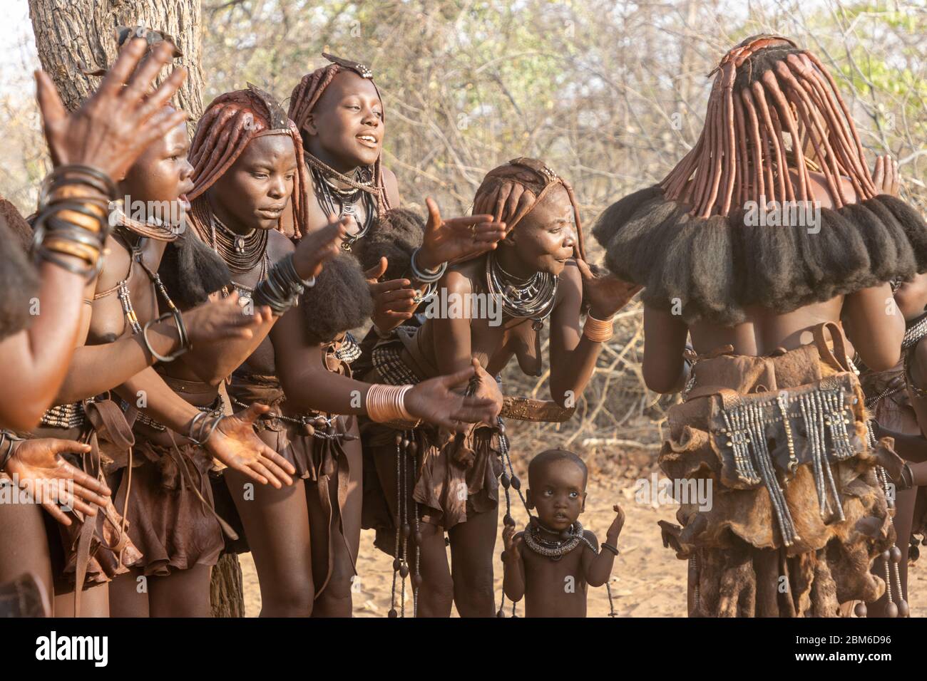 Himba Nomaden, Musée vivant Ovahimba, Opuwo, Kaokoland, Namibie Banque D'Images