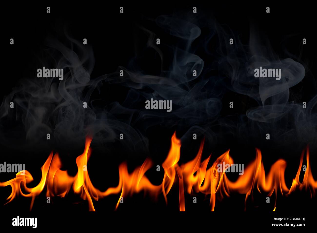Flammes avec de la fumée sur fond noir, des étincelles chaudes rouges brûlantes s'élèvent, particules volant orange flamboyantes Banque D'Images
