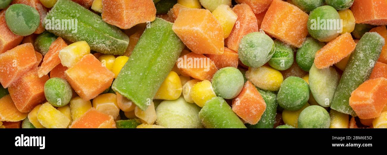 gros plan et texture de la médley végétale congelée - carottes, pois, haricots verts, maïs, et haricots de lima de bébé, bannière panoramique de web Banque D'Images