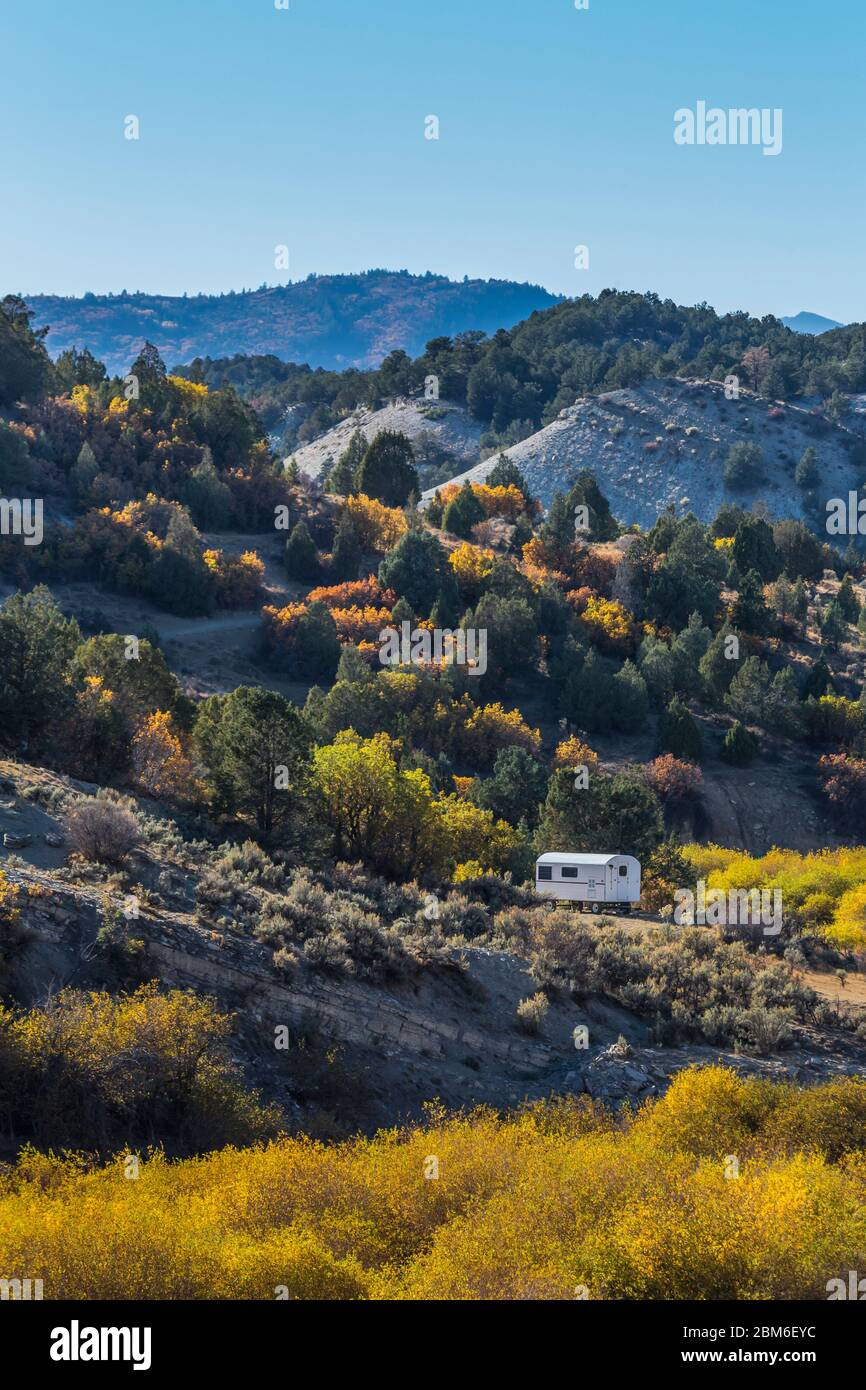 Le wagon de Sheepherder et la couleur d'automne dans les montagnes, vues depuis l'autoroute américaine 6 dans les montagnes Wasatch de l'Utah, États-Unis [aucune autorisation de l'hôtel; disponible Banque D'Images