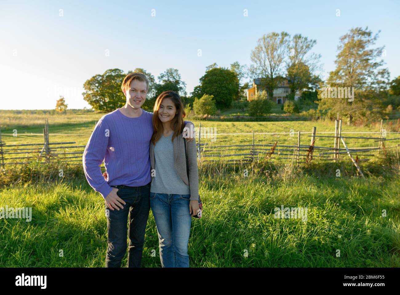 Jeune heureux couple multiethnique ensemble et amoureux de la nature Banque D'Images