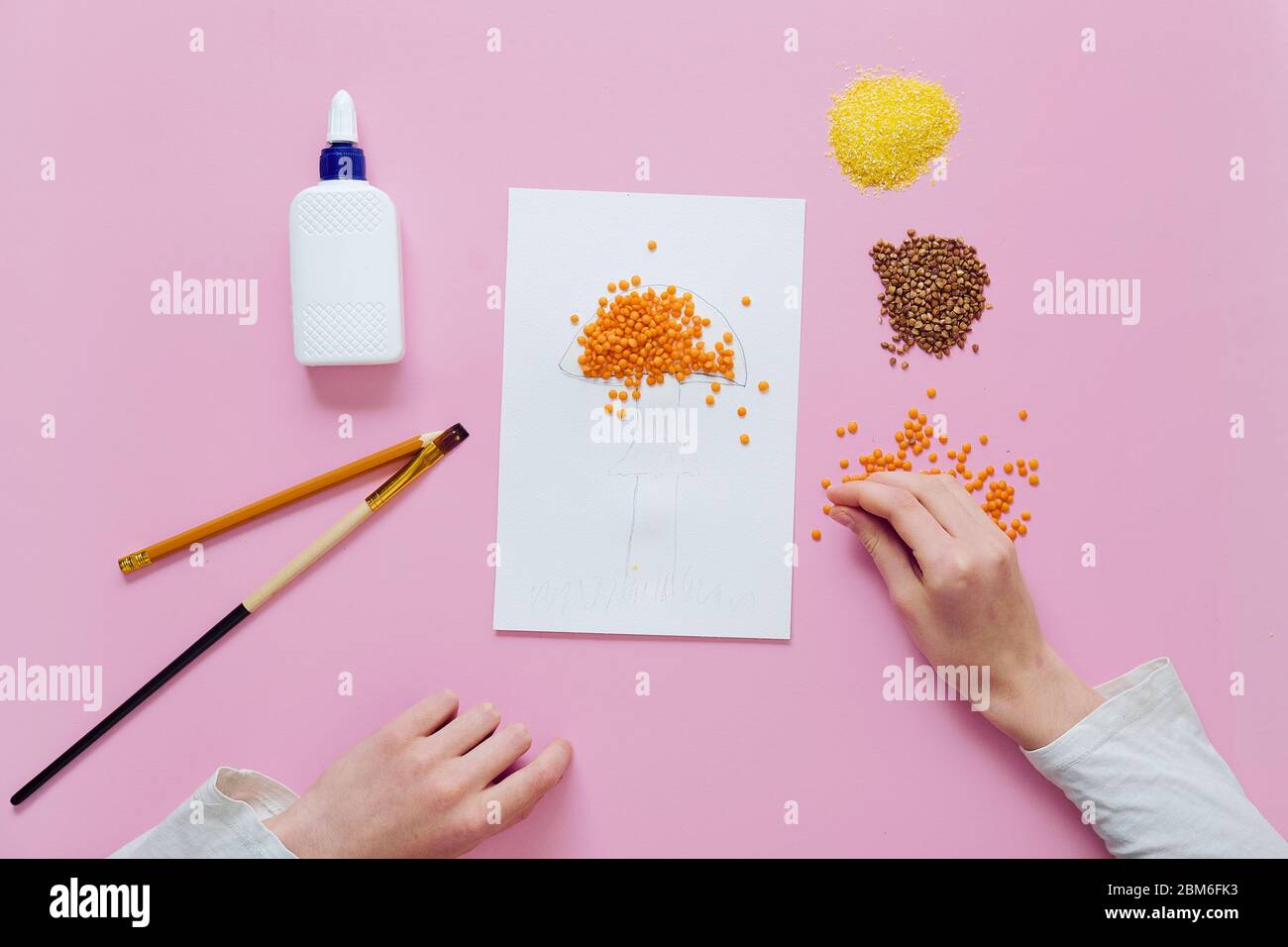 Instructions détaillées pour la fabrication d'objets artisanaux pour enfants. Étape 2. Le concept de développement des compétences de moteur fin. Banque D'Images