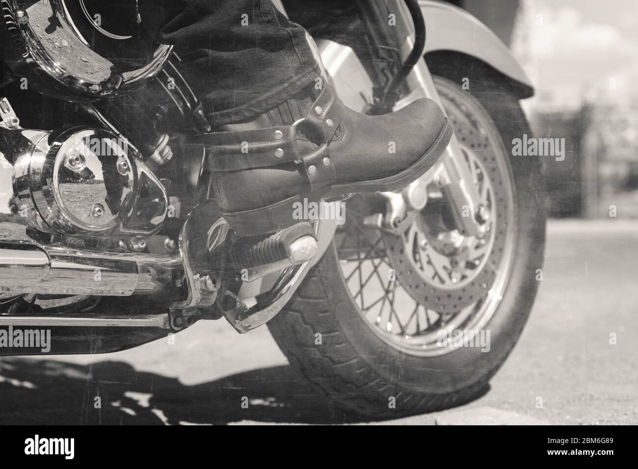 Moto. Vue du bas des jambes des bottes de cowboy en cuir. Look vintage Banque D'Images