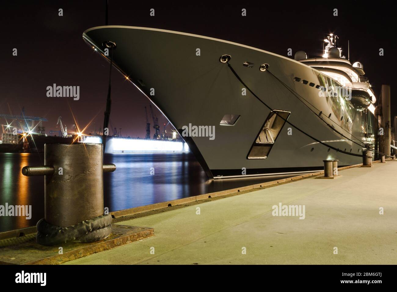 Un yacht de luxe au Landungsbrücken à Hambourg Banque D'Images