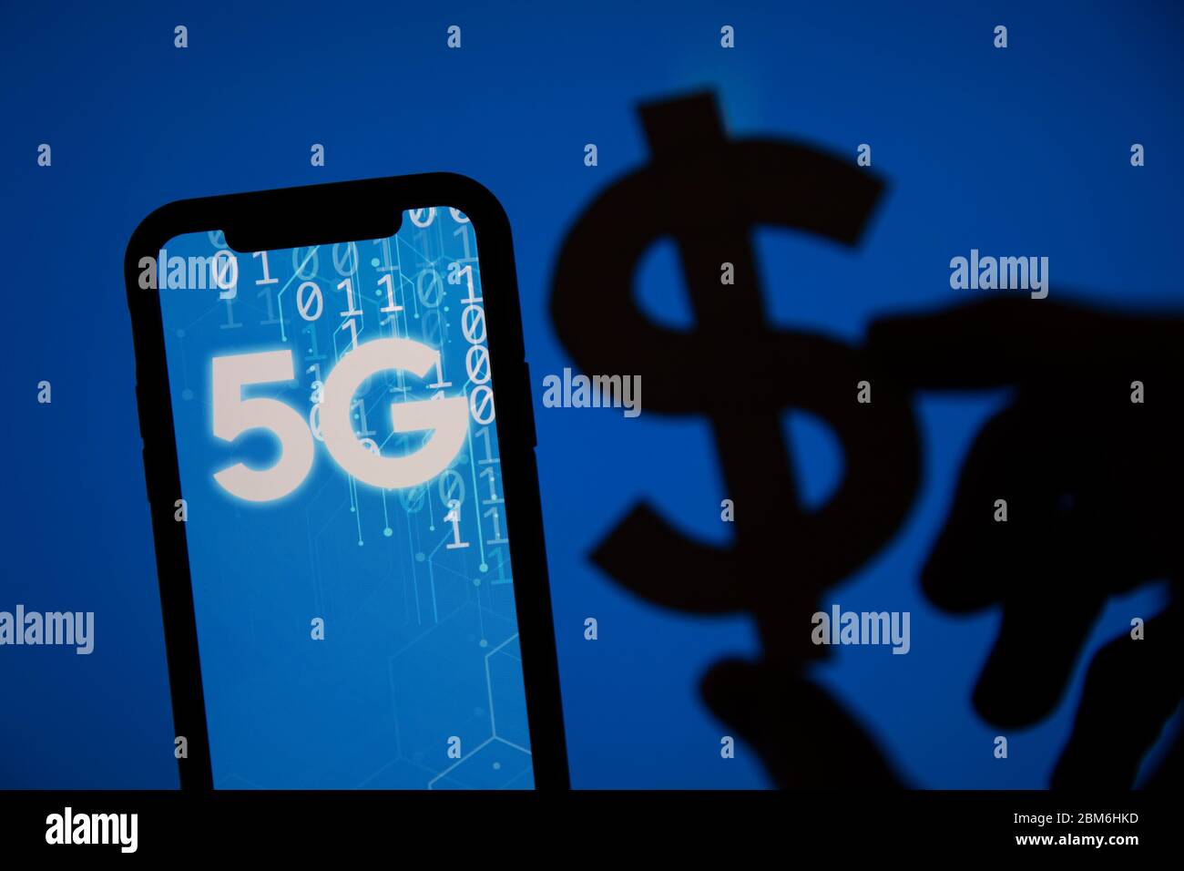 LONDRES, Royaume-Uni - 6 mai 2020: 5G technologie mobile signe sur un smartphone Banque D'Images